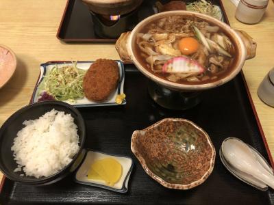 味噌煮込みうどんと定食のコロッケが最高