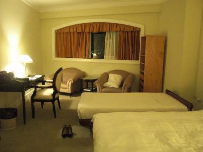 ベッドとバスルームを繋ぐ大きな窓！