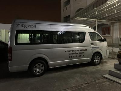 空港までの送迎サービスはB200…って、高っ！