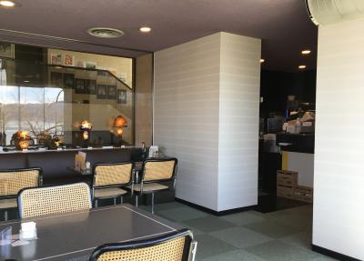 ガラス工芸や日本画の余韻に浸るには丁度良い喫茶室です