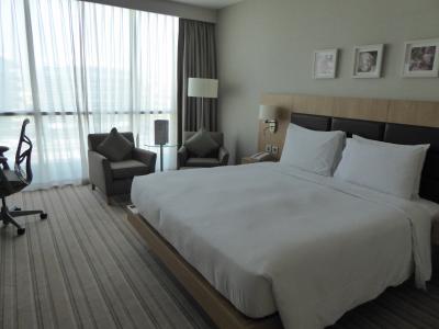 ベッドは大きめ