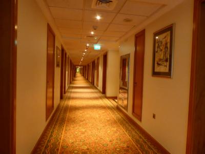 奥の部屋だと廊下を１００メートル以上歩きます