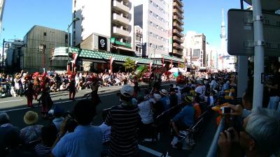 日陰から遠くに東京スカイツリーを眺めながらの日本とブラジルがごちゃ混ぜサンバ行列を見物 By Bobby Brazil 東京スカイツリー のクチコミ フォートラベル