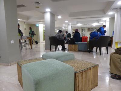 ロビーです。ここの床は水にぬれると滑りやすいので注意