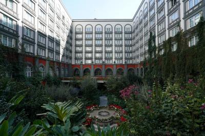 2階テラスから見た中庭　昼