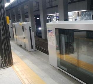 メトロ日比谷線上野駅　ホームドア設置中