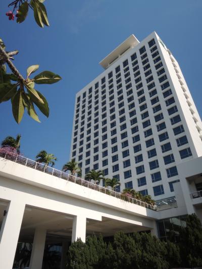 抜けるような青空に建つホテル