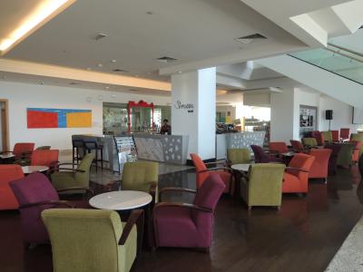 カラフルなチェアーが並ぶロビー