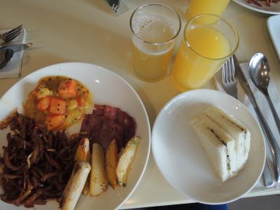 朝食　料理をお皿に盛り付け