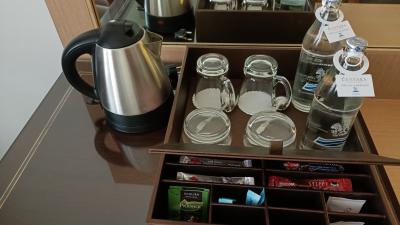 飲水2本、カフェ・ティーは無料、湯沸かし器あり