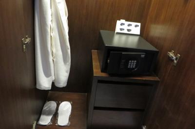 バスローブにスリッパ、セーフティボックスあり