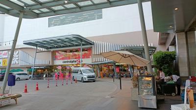 ホテル入口。横にセントラルデパートがある