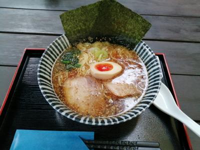 野外テーブルでお不動様の隣りで和風ラーメン