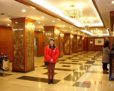 温陽パレスホテルのロビーにて