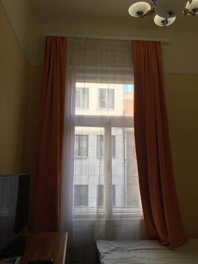 天井が高く居心地の良い部屋です