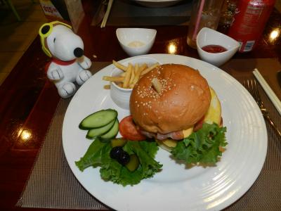 ホテル内レストランで食べたチーズバーガー