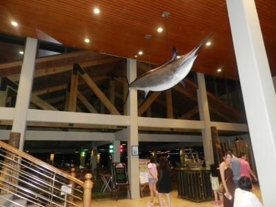 レストラン入口には巨大な魚のオブジェ