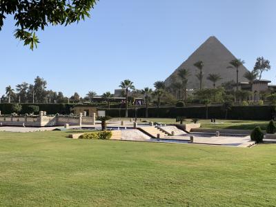 中庭から見るピラミッド