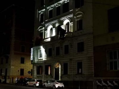 この建物に複数のホテルが同居