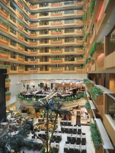 吹き抜けの下はレストランGreenery