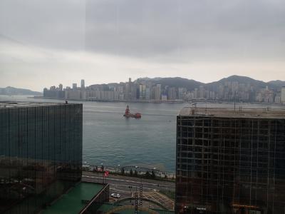 プールサイドの窓から、香港島の眺め