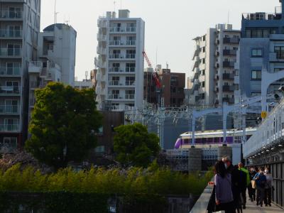 橋を渡るとき列車がレールを軋ませていく