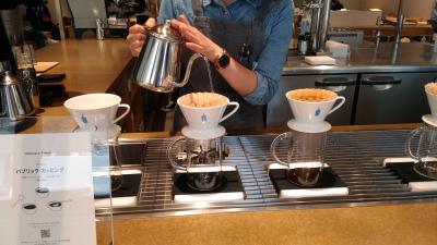 天井が高くて明るいカフェ