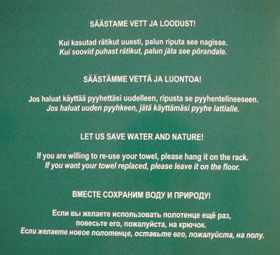 客室の掲示はエストニア語、フィンランド語、英語、ロシア語