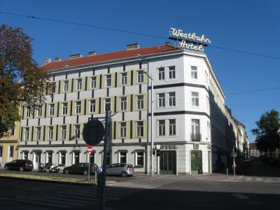 駅から道一つ隔てた場所にある4階建てのホテルです。