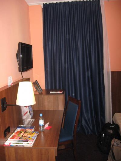 シングルルームの机