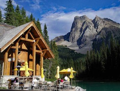 ロッジ前の屋外カフェ