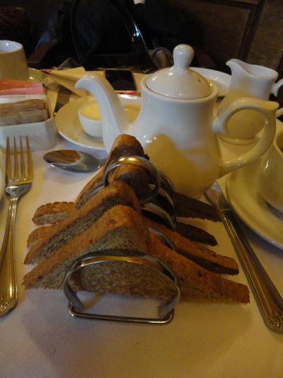 パリパリのトーストと紅茶