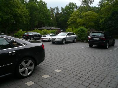 バイエルンハウスの駐車場には高級車が並ぶ