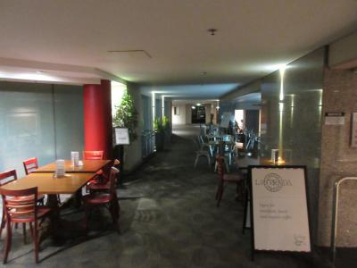 バス停脇からフロントへの道のり