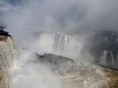 イグアス滝の悪魔の喉笛を奥に見るイグアス滝の世界一の大瀑布