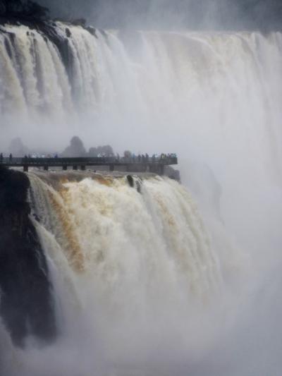 イグアス滝にかかる展望台。濁流に流されそうで怖いのですが。