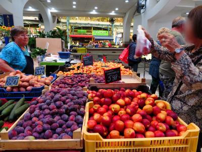 市場で新鮮な果物とお土産のセラ三ソーセージを多量にゲット