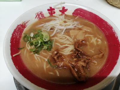 生卵を入れるラーメン