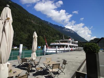 アーレ川に面したレストランで、クルーズ船を眺めながら