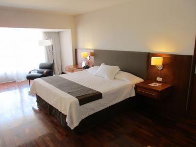 広々とした客室ですがベッド周りに電源が無いのはマイナスでした