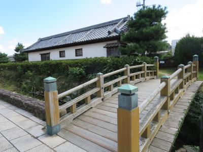 壇具川沿いに移設された中下級武士の長屋があります