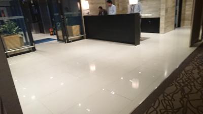 アッサリしたホテルのエントランス。