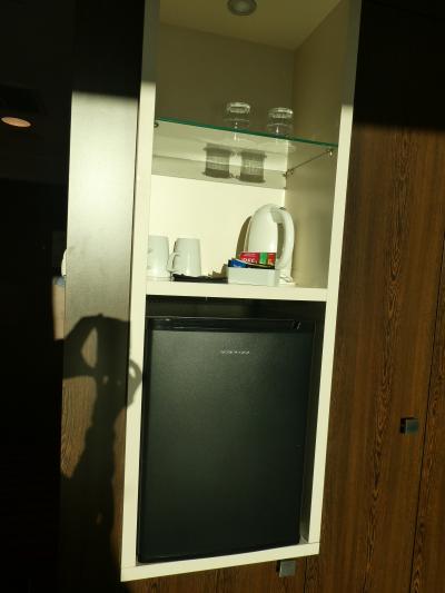 コーヒーセットと冷蔵庫、セイフティーボックス付き