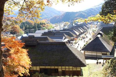茅葺き屋根の街並み