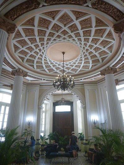 ロビーは華やか