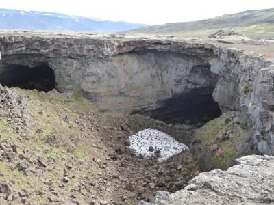 溶岩高原の下に形成されたアイスランド最長の溶岩洞窟