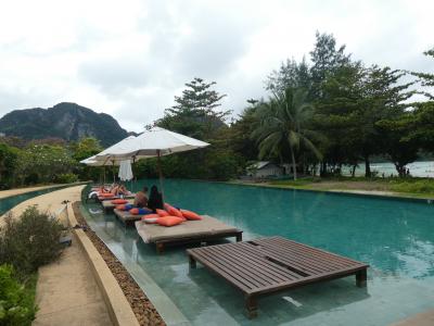 ビーチベットはプールの中にあり涼しげ