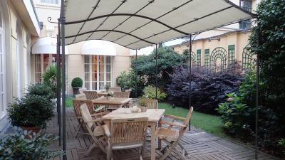  小鳥のさえずりを聴きながらいただくカフェラテを愉しんで。