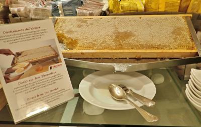 トーストに蜂蜜。最高に贅沢な朝食ですね。