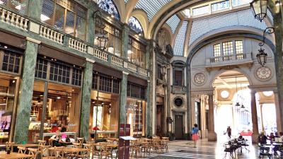 ショッピングの中心は旧市街に全長18kmにも渡って造られた柱廊アーケード「Portico」です。